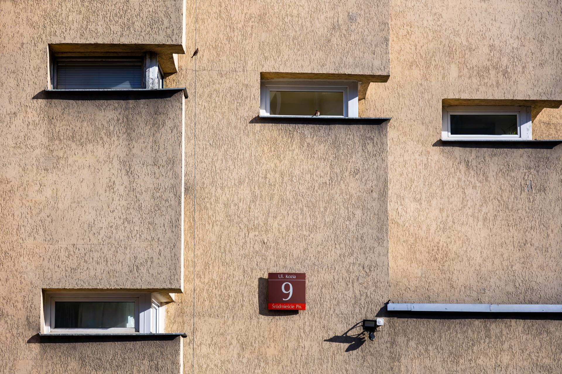 Blok PRL na ul. Koziej 9 - zobacz budynek, który z zmienia się wraz z punktem widzenia