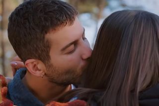 Miłość i nadzieja odc. 330. Zeynep, Cihan