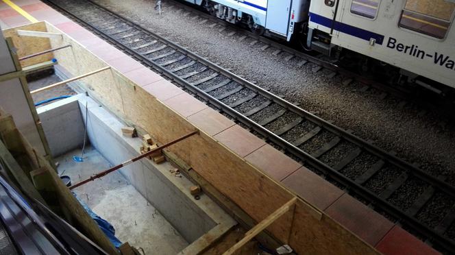 Budowa ruchomych schodów na dworcu Poznań Główny