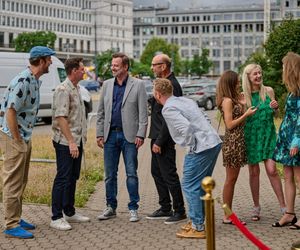 Na Wspólnej, odcinek 4085. Smolny (Łukasz Konopka), Daniel (Michał Tomala), Tymon (Łukasz Wójcik), Artur (Janusz Chabior), Adrian Baliszewski (Piotr Jankowski), Kuba (Kacper Łukasiewicz), pracownica (Klaudia Kulinicz)