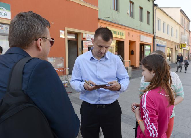 Tomasz Adamek robi kampanię rozdając autografy [ZDJECIA]