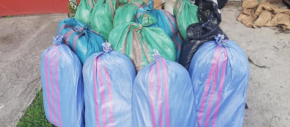 Policjanci przejęli nielegalną kontrabandę! Tytoń, susz i alkohol warte ćwierć miliona złotych [ZDJĘCIA]