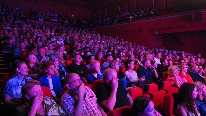 Maciek Stuhr w stand up-ie w Teatrze Rozrywki w Chorzowie