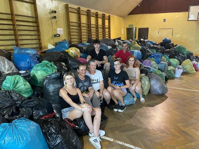 Szafowanie w Nowym Sączu. Zebrali ponad 30 ton odzieży. Finał akcji w niedzielę! 