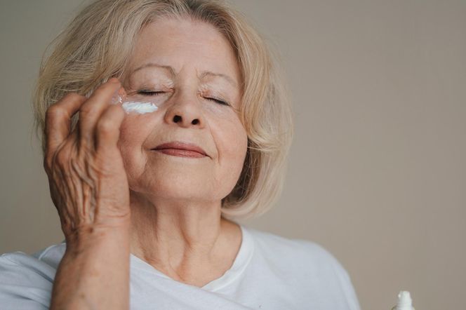 Wymieszaj go z jogurtem i nałóż na okolice oczu. Działa jak wypełniacz zmarszczek. Domowa maseczka na zmarszczki pod oczami