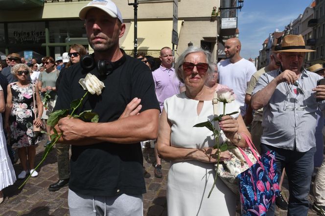 Marsz Milczenia dla Klaudii w Toruniu. „Niech nasza cisza przemówi głośniej niż słowa” [GALERIA]