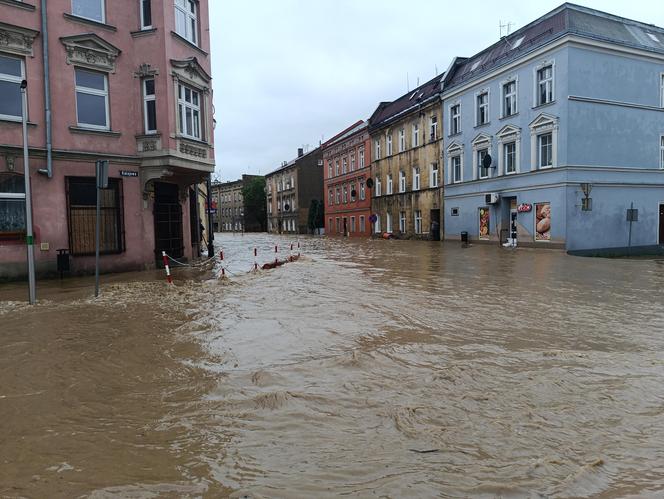 Zagrożenie powodziowe. Głuchołazy. Woda przelała się przez wały. Zalewa miasto