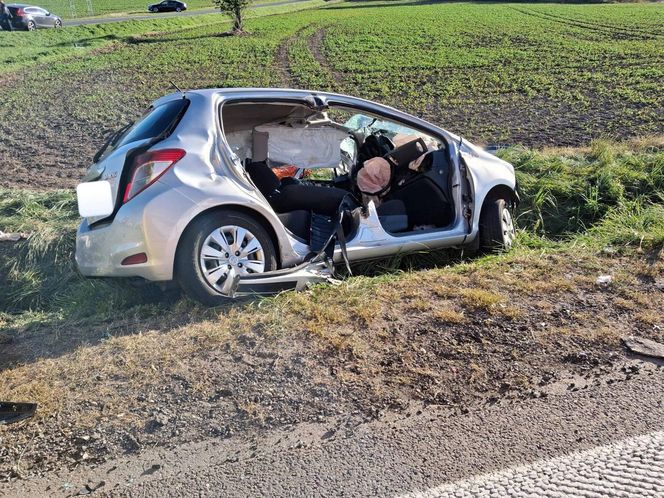 Śmiertelny wypadek na DK5. Toyota wjechała pod autobus. 27-latka nie żyje