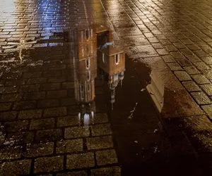 Tak bawi się Kraków nocą. Wandal wyrwał dwie płyty chodnikowe i rozbił je, nie zważając na przechodzące osoby
