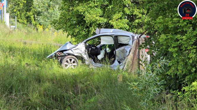 Peugeot i nissan roztrzaskane na drodze. Dramatyczny wypadek pod Sochaczewem 