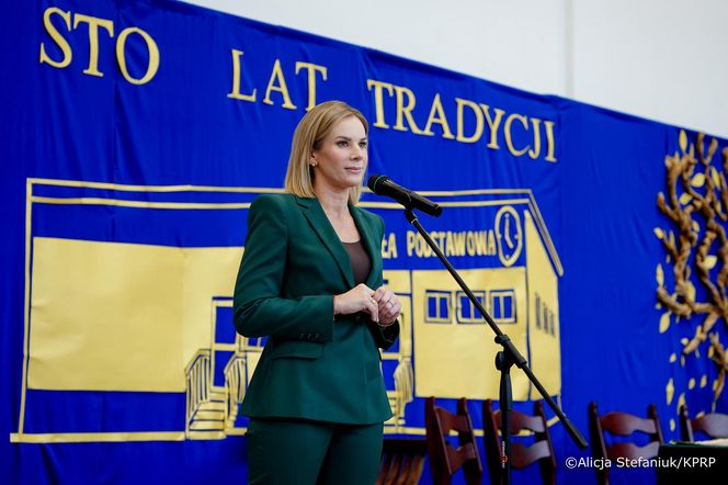 Pierwsza Dama uczciła z uczniami 100 lat od nadania imienia Stefana Batorego Szkole Podstawowej w Liwie