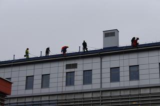 Alpiniści dla WOŚP w Krakowie. Superbohaterowie pojawili się w oknach małych pacjentów