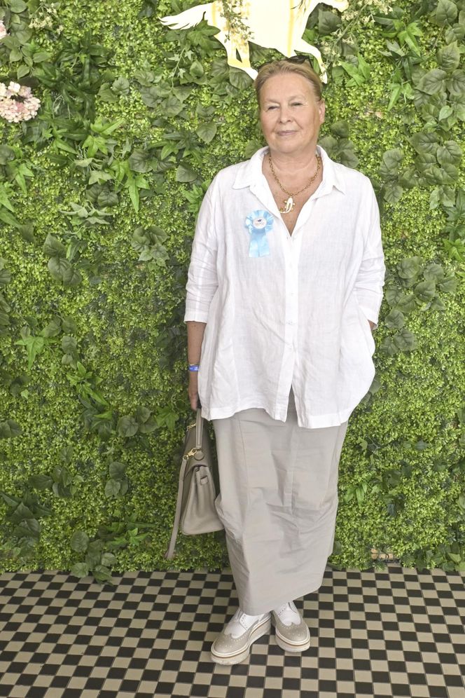 Weronika Rosati z rodzicami na Derbach w Warszawie. Na czerwonym dywanie pojawił się tłum gwiazd!