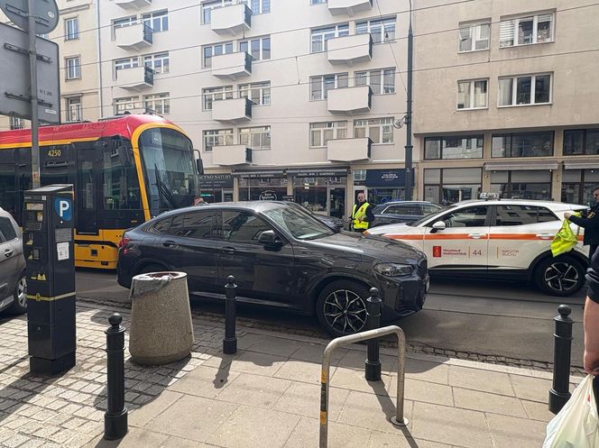 Paraliż w centrum Warszawy. Kierowca BWM zaparkował na torach. Wszystko stanęło!