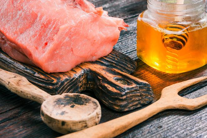 Schab z grilla w marynacie miodowej: pyszny przepis