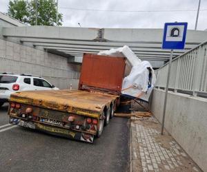 Nowy tunel w Sulejówku w ciągu drogi 638 został uszkodzony przez ciężarówkę. Będzie zablokowany na czas naprawy