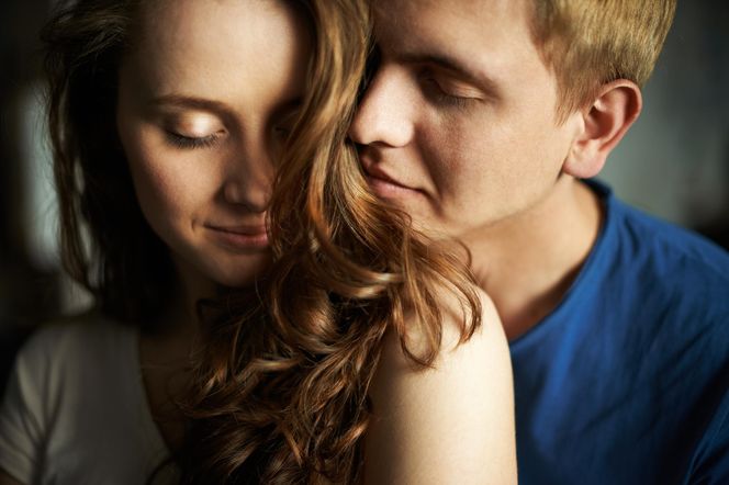 Pachniesz herbatą, miętą lub cytrusami? Sprawdź, jak to wpływa na nastrój partnera i wasze relacje