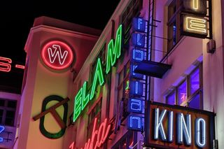 Wrocław rozświetlony neonami jak w Cyberpunku. Futurystyczny klimat