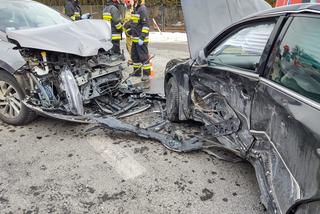 Potężna KRAKSA na ulicy Nawojowskiej w Nowym Sączu. Dwie osoby trafiły do szpitala