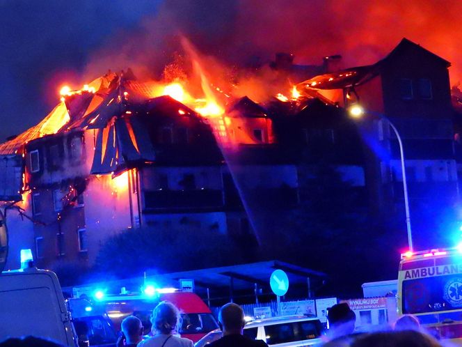 Pożar w Ząbkach. Strażacy przeszukują pogorzelisko