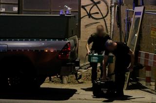 Ciała były zakopane na podwórku. Co się stało w kamienicy w Warszawie? Czy ciał może być więcej?