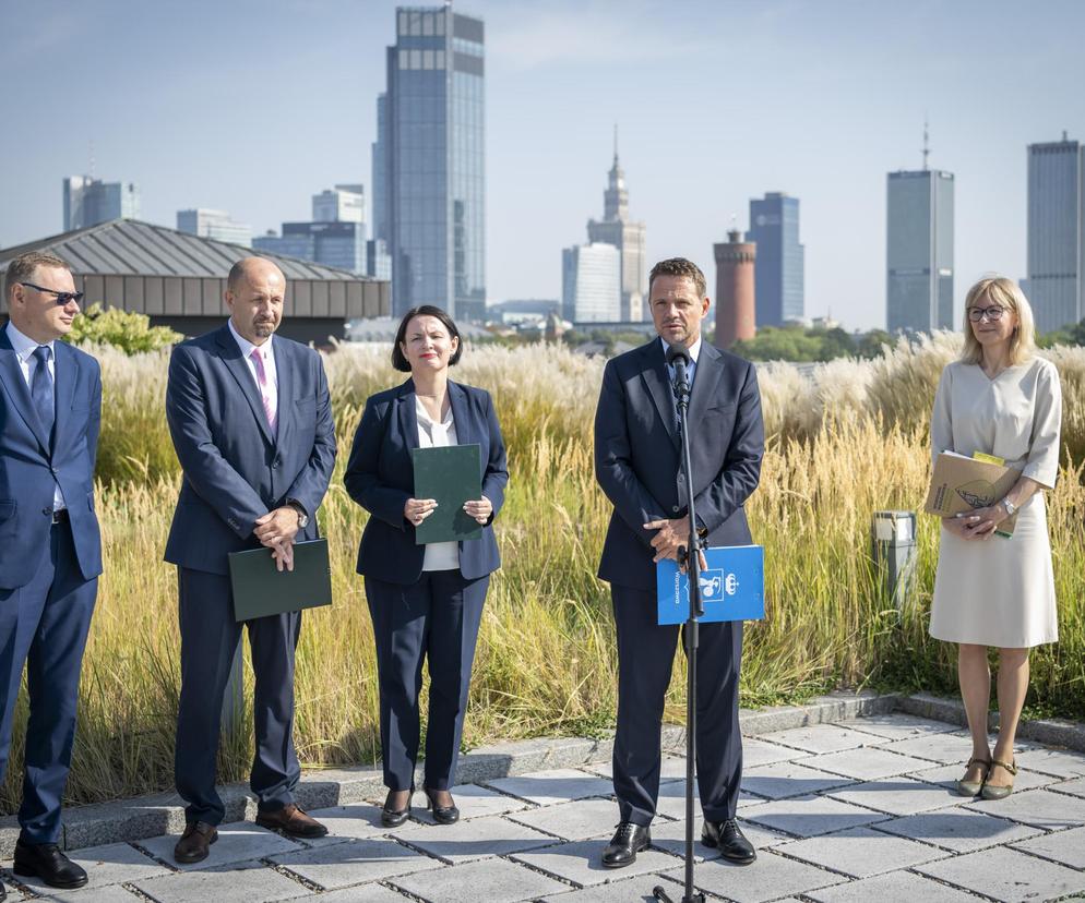 Warszawa.  Konferencja prasowa na dachu Stacji Filtry 