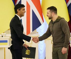 Tak Zełenski prezentuje się na salonach. Wszystkie stroje prezydenta Ukrainy