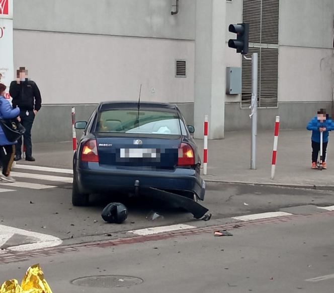Koszmarny wypadek na ul. Białostockiej w Warszawie. Motocyklista trafił do szpitala