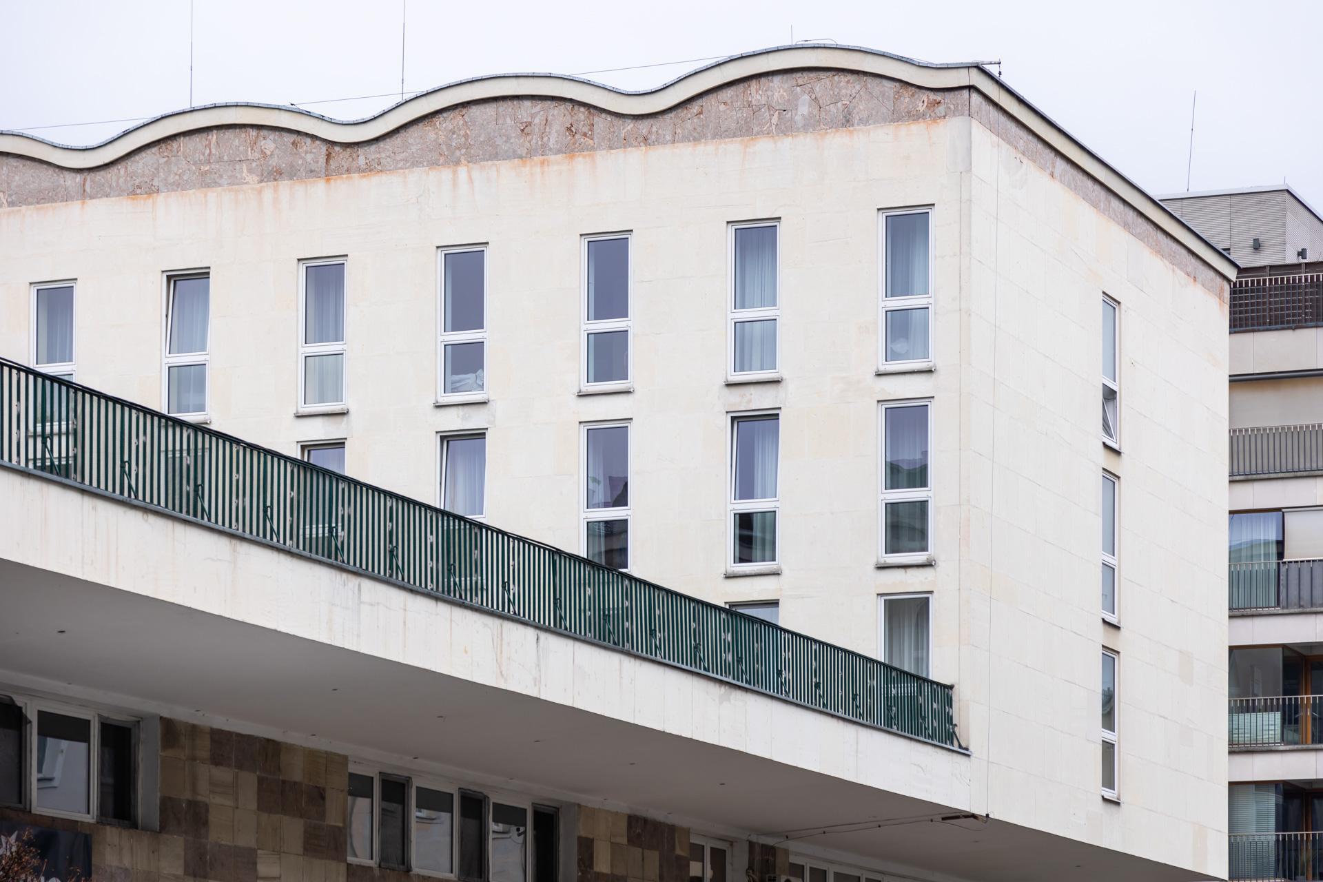 Mozaiki Rechowiczów w warszawskim Domu Chłopa - zobacz zdjęcia. Dziś mieści się tu Hotel Gromada