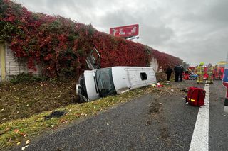 Wypadek busa na S7 koło Grójca. 11 osób rannych