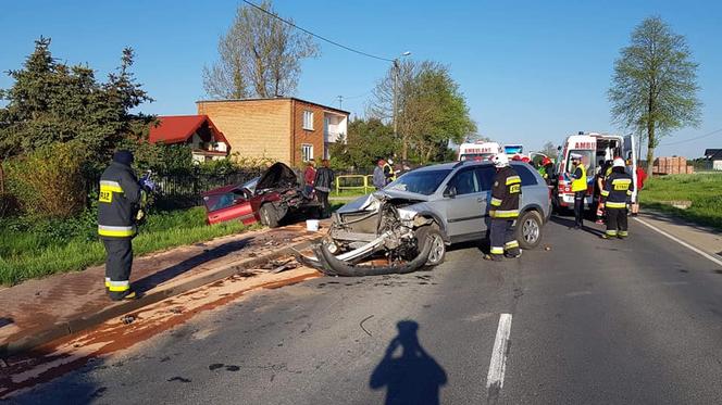 Groźny wypadek koło Opoczna. Zderzenie na drodze krajowej. Ranni [ZDJĘCIA]