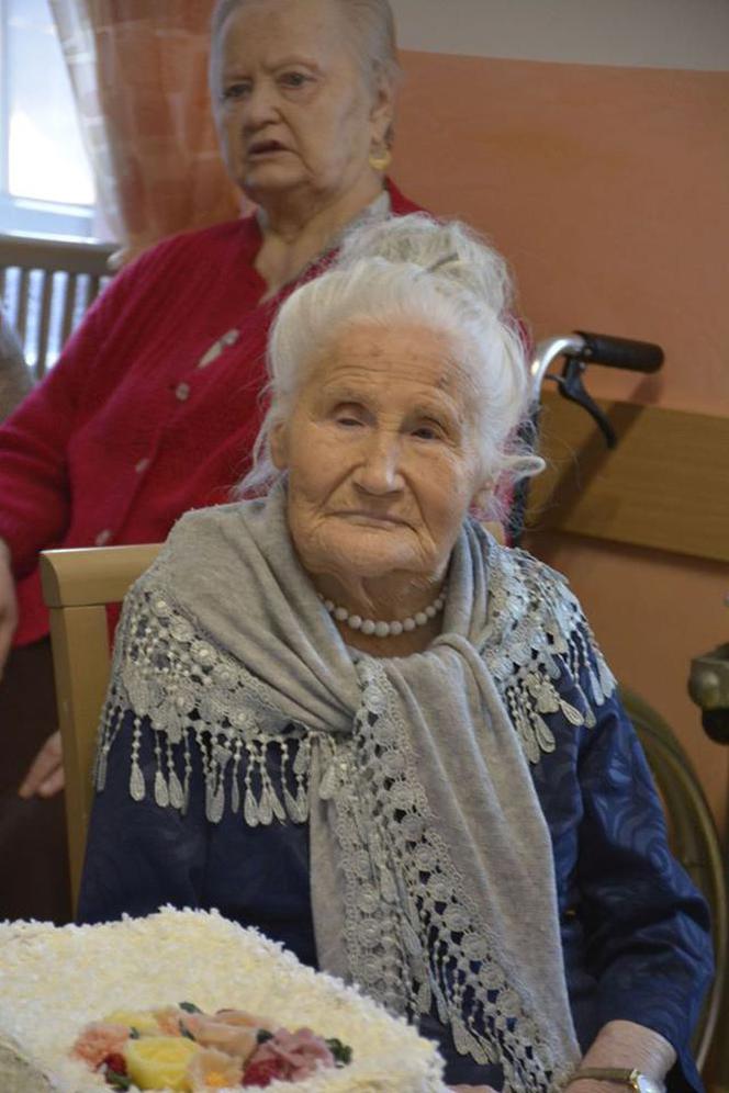 Jest starsza niż polska niepodległość! Na 102. urodziny pani Aniela zatańczyła z wójtem 