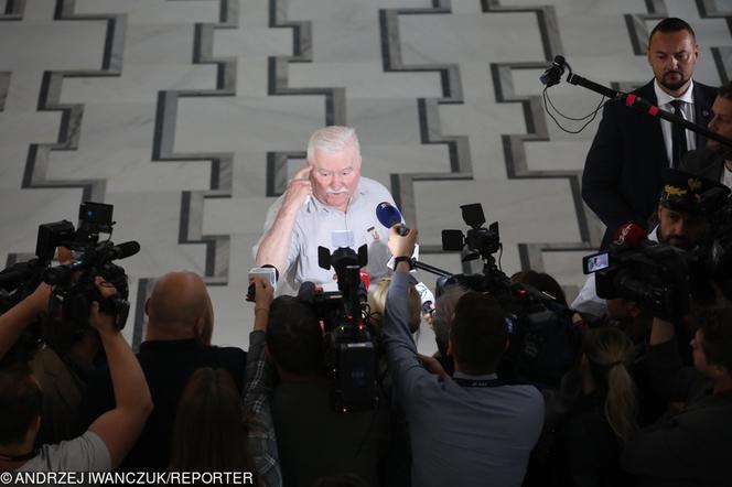 Lech Wałęsa spotkał się z niepełnosprawnymi protestującymi w Sejmie