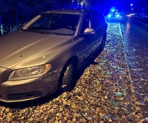 Szalony rajd pijanego kierowcy w Brodach. Uszkodził trzy auta, skończył na drzewie