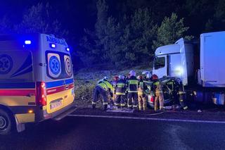 Tragedia na S10 w Toruniu. Tir roztrzaskał osobówkę. Dwie osoby nie żyją, jedna ranna