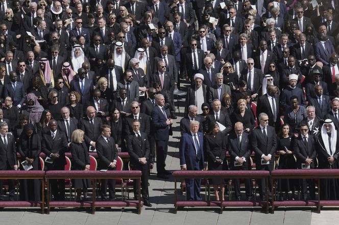 Gafy polityków na pogrzebie papieża Franciszka! Telefony i stroje