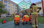 Strażacy monitorowali uszkodzenia bloku podczas wyburzania biurowca