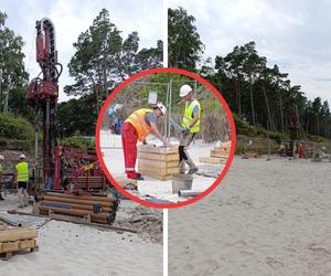 Wiercą w ziemi na środku plaży. Plac budowy między parawanami