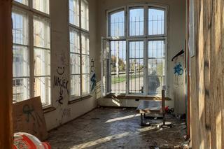 Poczekalnia na dworcu kolejowym Sątopy-Samulewo jak z horroru [ZDJĘCIA]