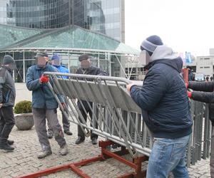 Siedziba TVP jak twierdza. Ustawiają barierki, szykują się na protesty