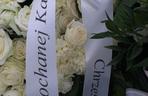 Grób 18-letniej Kasi utonął w biały kwiatach [ZDJĘCIA]