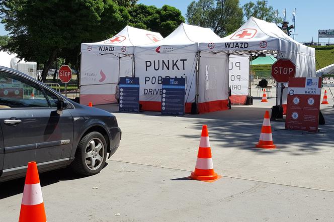 Drive-thru w Lesznie. Na darmowe badania zapisało się ponad 500 osób [GALERIA]