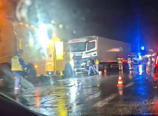 Trasa S1 zablokowana. TIR rozbił się o barierki