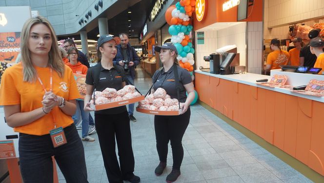 Tłumy na otwarciu Popeyes w Olsztynie. Rekordzista czekał w kolejce ponad 20 godzin