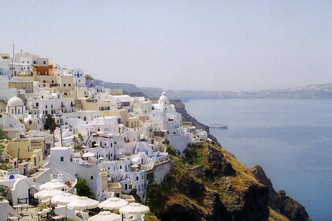 Białe domy w pobliżu Santorini