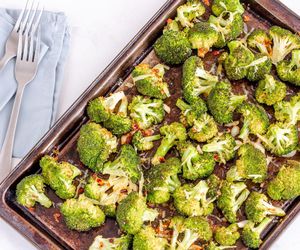 Chrupiące brokuły z piekarnika. Z tym oryginalnym sosem smakują rewelacyjnie