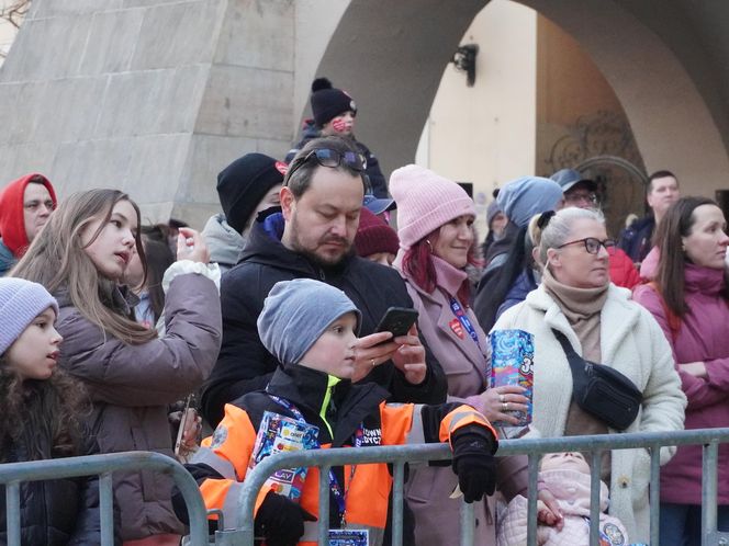 Na rynku w Tarnowie trwa koncert 33. Finału Wielkiej Orkiestry Świątecznej Pomocy. Tak bawią się mieszkańcy miasta