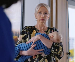 Na Wspólnej odc. 4053. Ania (Sonia Mietielica), Ewa (Ewa Gawryluk), Jaś (Kazio Wierzbicki)