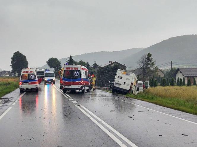 Łososina Dolna. Zderzenie dwóch dostawczaków. Ciężarówka chciała je minąć i skończyła w rowie
