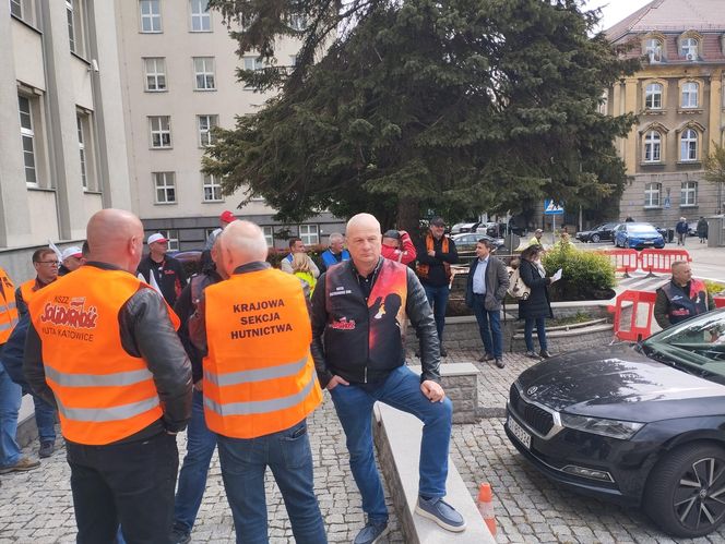 Konferencja prasowa hutników przed Ministerstwem Przemysłu w Katowicach